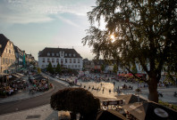 Marktplatz in Wipperfürth mit vielen Besucherinnen und Besuchern bei schönem Wetter